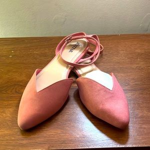 Flat sandal with ankle strap.